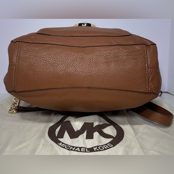 Michael Kors satchel bag in a brown pebbled leather finish - Picture 5 of 8